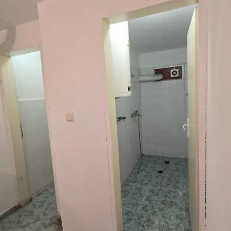 Empty Hall Space With Kitchen Bar & 2 Bathrooms - No Beds, No Bedrooms, No Hot Water, Not Suitable For Living Campeggio Kazanlŭk