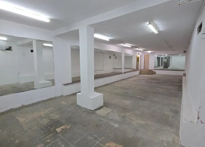 Empty Hall Space With Kitchen Bar & 2 Bathrooms - No Beds, No Bedrooms, No Hot Water, Not Suitable For Living Kazanlŭk