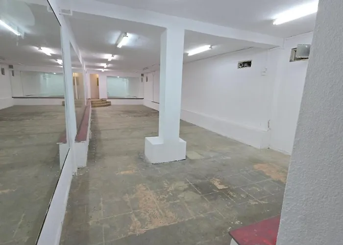 Camping Empty Hall Space With Kitchen Bar & 2 Bathrooms - No Beds, No Bedrooms, No Hot Water, Not Suitable For Living Kazanlŭk