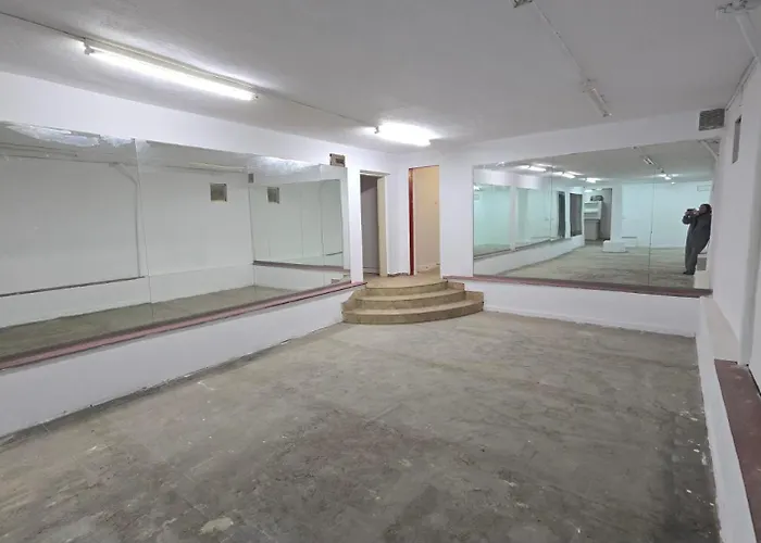 Empty Hall Space With Kitchen Bar & 2 Bathrooms - No Beds, No Bedrooms, No Hot Water, Not Suitable For Living * Kazanlŭk