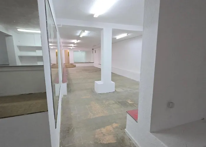 Camping Empty Hall Space With Kitchen Bar & 2 Bathrooms - No Beds, No Bedrooms, No Hot Water, Not Suitable For Living