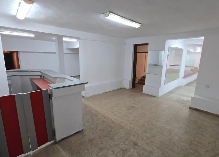 Camping Empty Hall Space With Kitchen Bar & 2 Bathrooms - No Beds, No Bedrooms, No Hot Water, Not Suitable For Living *