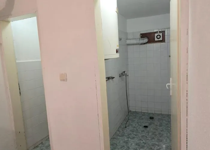 Empty Hall Space With Kitchen Bar & 2 Bathrooms - No Beds, No Bedrooms, No Hot Water, Not Suitable For Living Camping Kazanlŭk