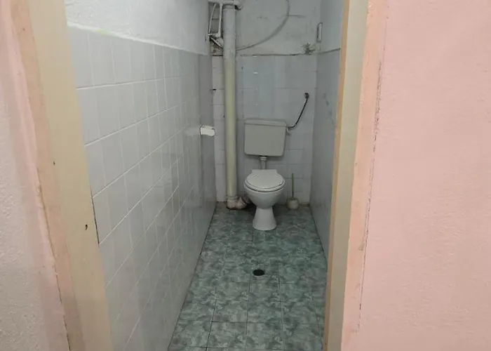 Empty Hall Space With Kitchen Bar & 2 Bathrooms - No Beds, No Bedrooms, No Hot Water, Not Suitable For Living Camping Kazanlŭk