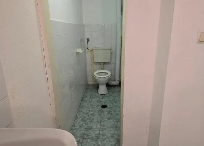 Empty Hall Space With Kitchen Bar & 2 Bathrooms - No Beds, No Bedrooms, No Hot Water, Not Suitable For Living *