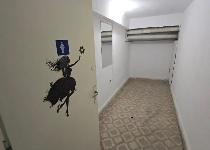 Empty Hall Space With Kitchen Bar & 2 Bathrooms - No Beds, No Bedrooms, No Hot Water, Not Suitable For Living * Kazanlŭk